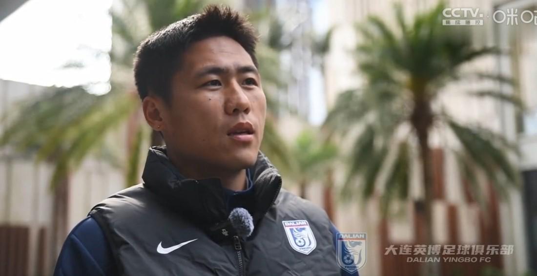 宋岳：馬馬杜正面防守拼搶非常出眾，他有能力征服大連球迷