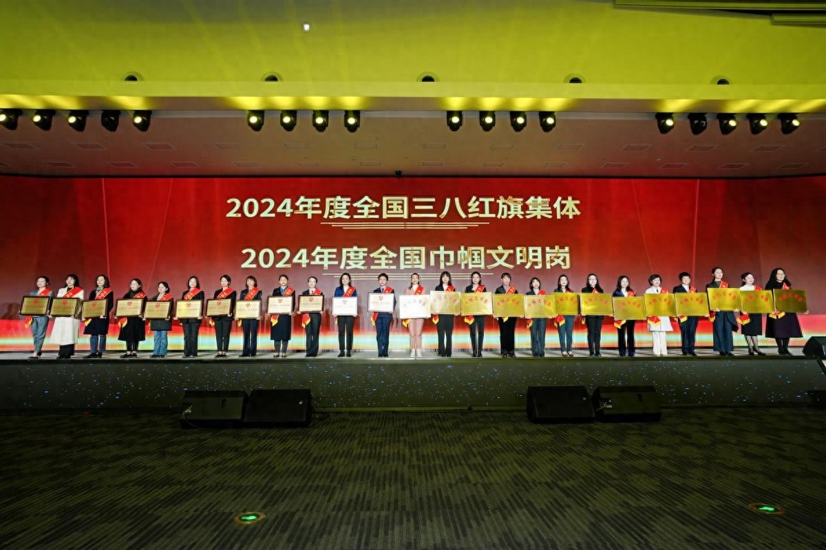 鏗鏘玫瑰秀會(huì)展“她力量”—重慶國(guó)博中心擔(dān)當(dāng)產(chǎn)業(yè)發(fā)展“加速器”